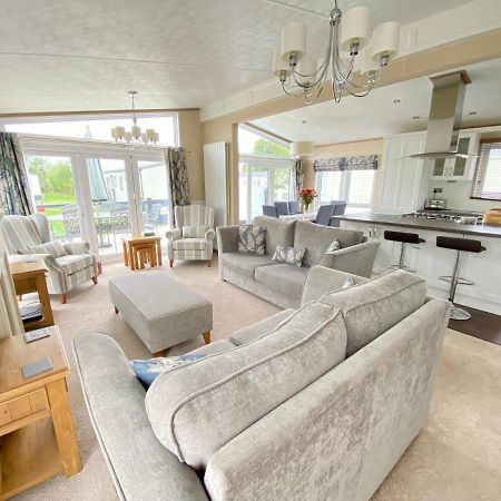 Wildflower, Premium Plus Hot Tub Lodge South Cerney Exterior foto