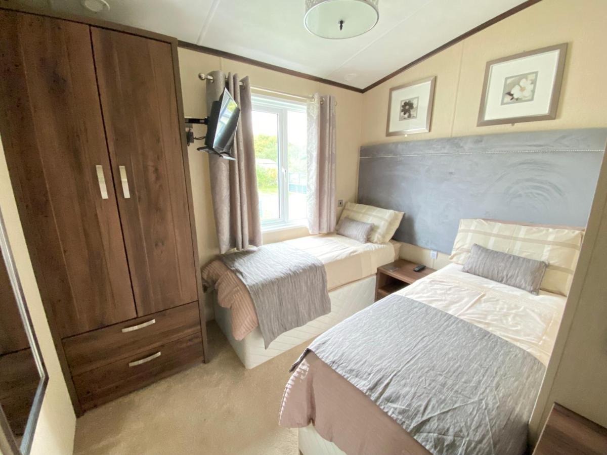 Wildflower, Premium Plus Hot Tub Lodge South Cerney Exterior foto