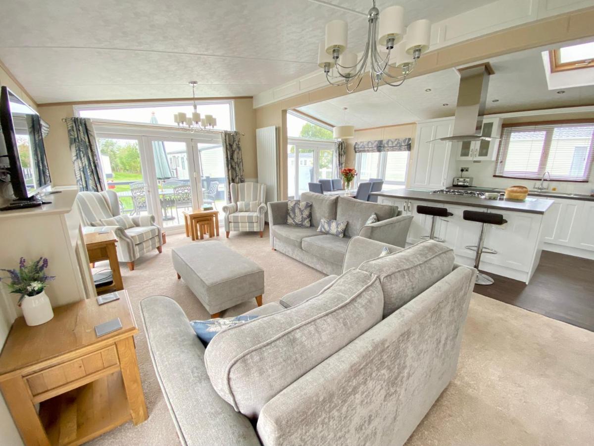 Wildflower, Premium Plus Hot Tub Lodge South Cerney Exterior foto
