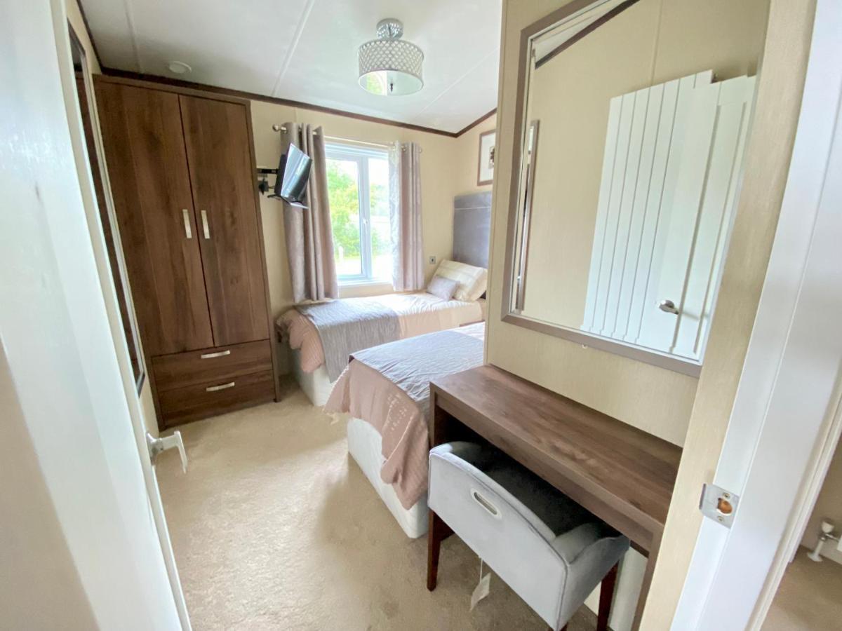 Wildflower, Premium Plus Hot Tub Lodge South Cerney Exterior foto