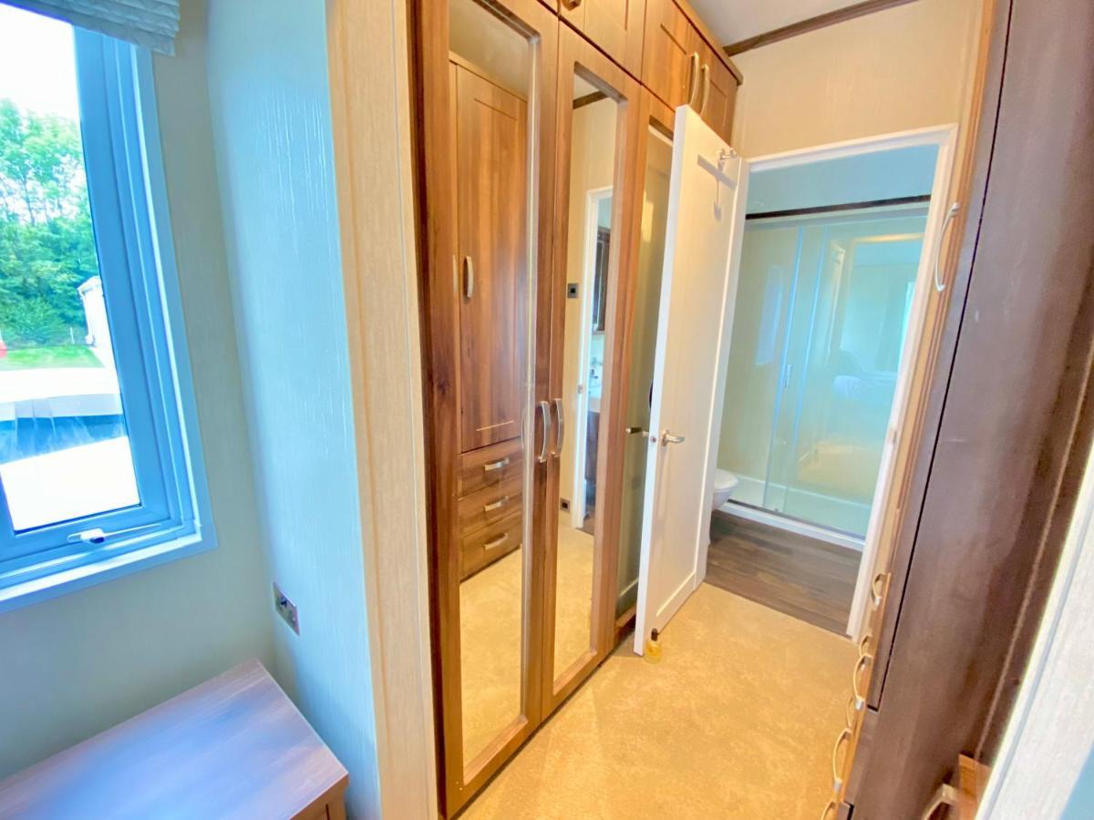 Wildflower, Premium Plus Hot Tub Lodge South Cerney Exterior foto