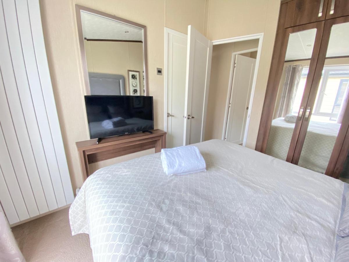 Wildflower, Premium Plus Hot Tub Lodge South Cerney Exterior foto