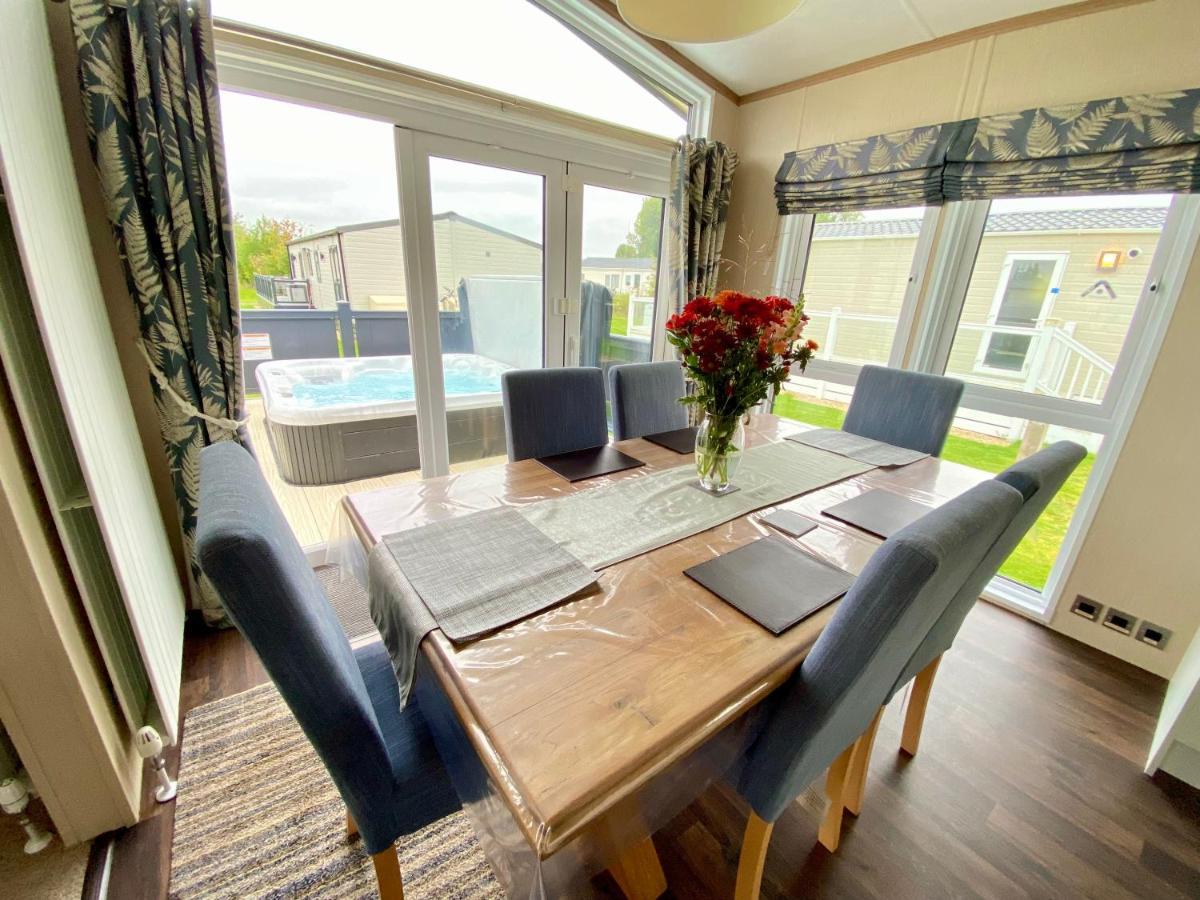 Wildflower, Premium Plus Hot Tub Lodge South Cerney Exterior foto