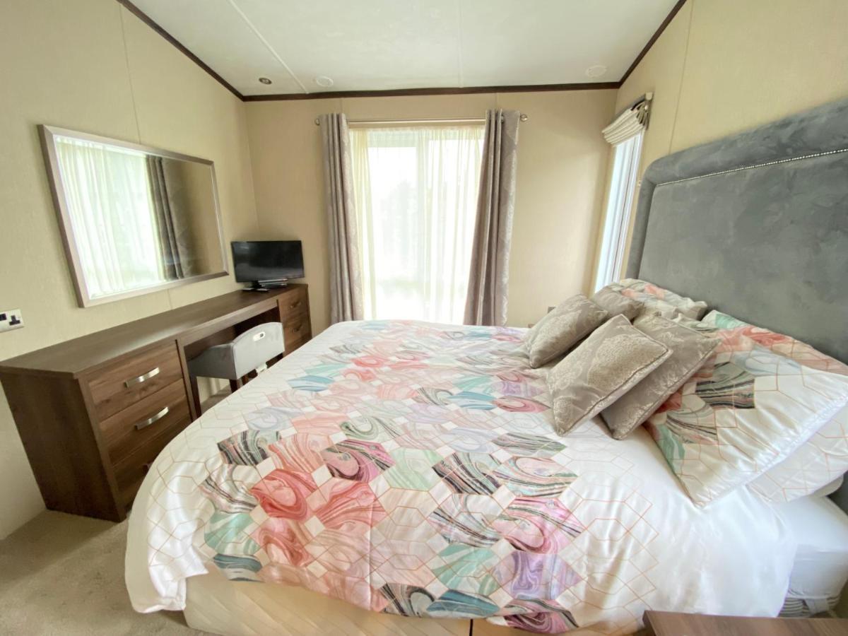 Wildflower, Premium Plus Hot Tub Lodge South Cerney Exterior foto