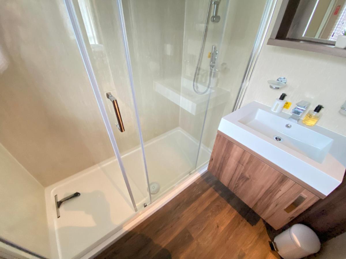 Wildflower, Premium Plus Hot Tub Lodge South Cerney Exterior foto