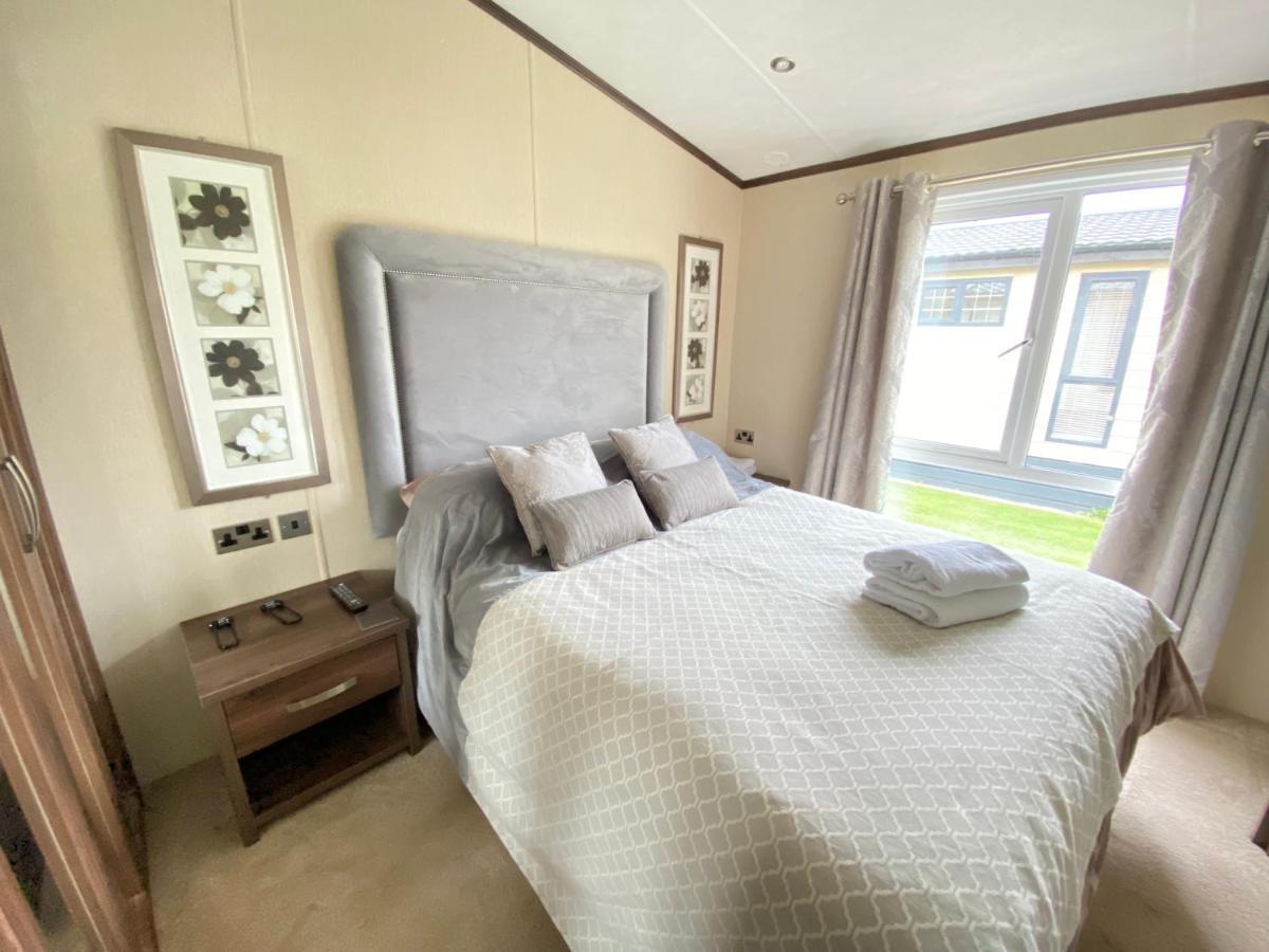 Wildflower, Premium Plus Hot Tub Lodge South Cerney Exterior foto
