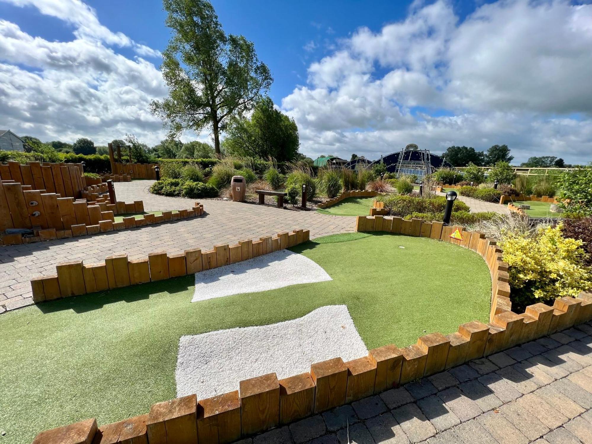 Wildflower, Premium Plus Hot Tub Lodge South Cerney Exterior foto